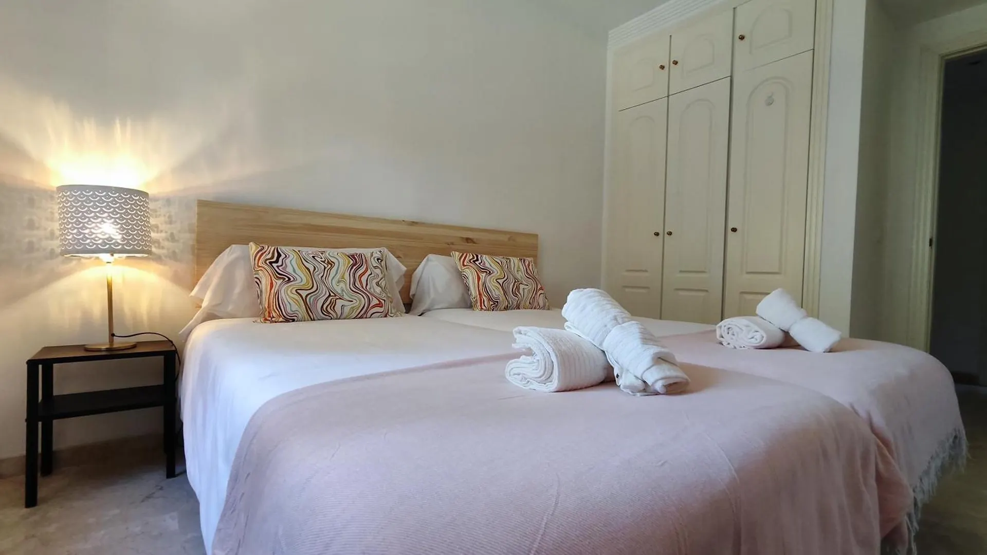 Pinogolf Elviria Marbella With Free Parking, Wifi, Pool And Large Terrace 0*,  Španělsko